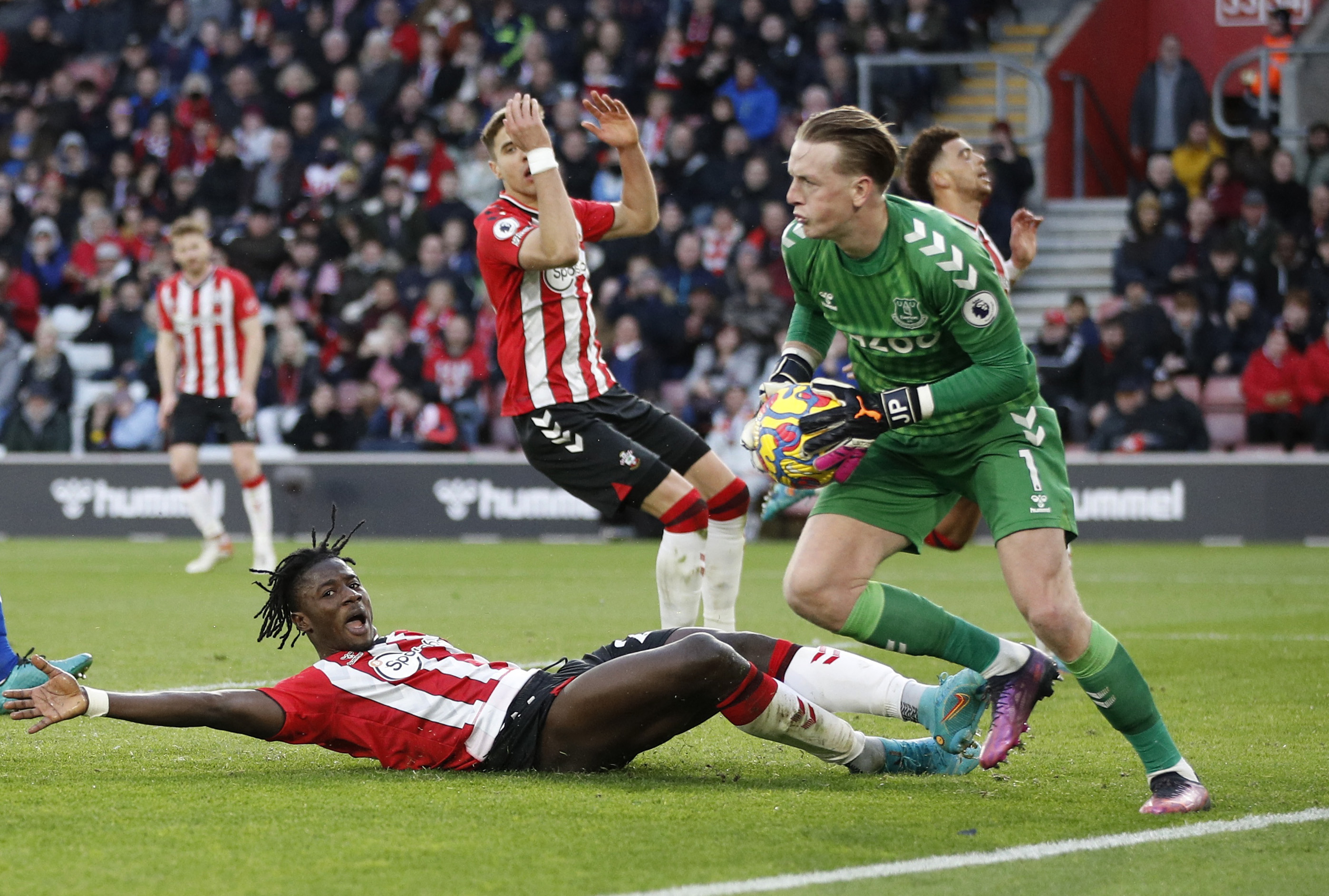 Southampton punish sloppy Everton to claim 2-0 win | Reuters