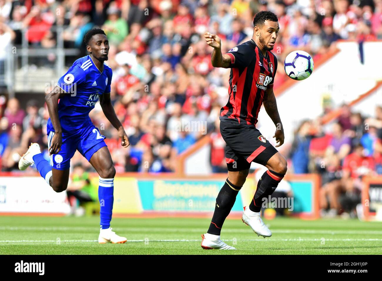 Joshua King, of AFC Bournemouth bursts past Wilfred Ndidi of Leicester City - AFC Bournemouth v Leicester City, Premier League, Vitality Stadium, Bournemouth - 15th September 2018 Stock Photo - Alamy