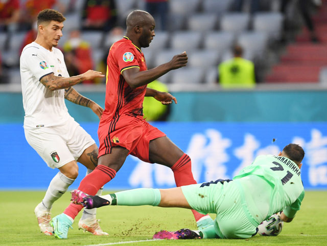 Cái duyên ghi bàn của Lukaku (áo đỏ) trước thủ môn Donnarumma (nằm) sẽ giúp Bỉ vượt qua Italia. 
