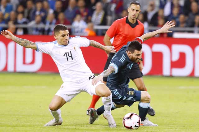 Hàng công kém cỏi nhiều khả năng lại khiến Messi và đồng đội mất điểm trước Uruguay