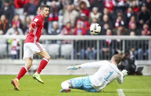 Bayern (áo sẫm) sẽ lại vùi dập một Schalke đang quá bết bát 
